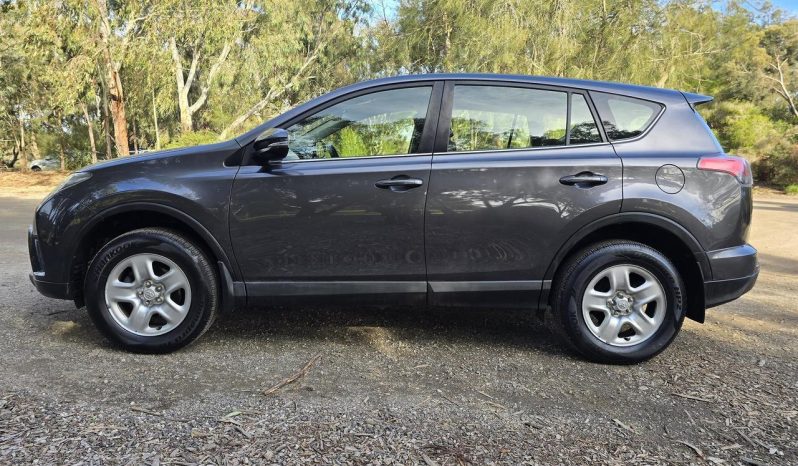 
								2018 Toyota RAV4 ZSA42R GX 2WD full									