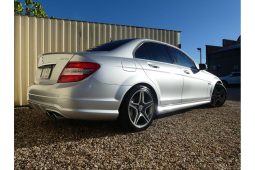 
										2009 Mercedes-Benz C63 AMG W204 full									